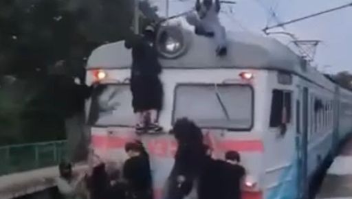 Дети ехали на электричке: в Харьковской области полиция остановила опасный "зацепинг"