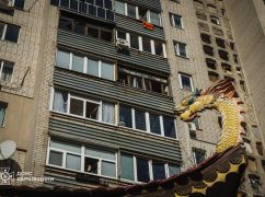 ГСЧС показала последствия падения дрона РФ возле многоэтажного дома в Харькове