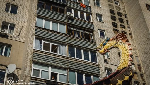 ГСЧС показала последствия падения дрона РФ возле многоэтажного дома в Харькове