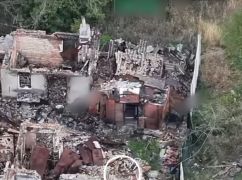 Россияне прячутся в Волчанске от непогоды: операторы дронов показали, как обстреливают вражеские укрытия