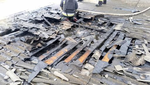 На Харківщині дрон РФ влучив у будівлю підприємства: кадри наслідків