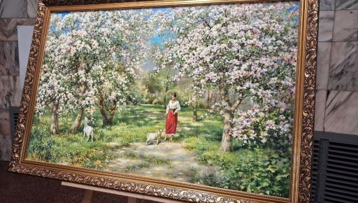 В харьковском метро открылась выставка картин из Изюмщины, переживших оккупацию