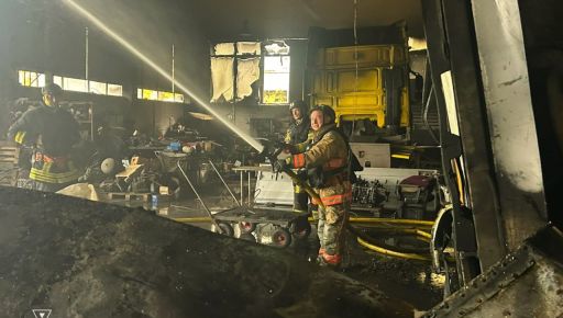 Обстріл гаражного боксу на Харківщині: ДСНС показала кадри гасіння пожежі