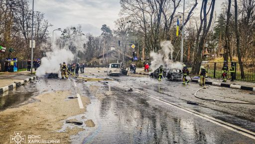 Рятувальники показали, як гасили палаючі машини після атаки РФ у Харкові
