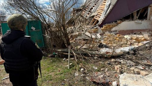 Розтрощені будинки та машини: поліція показала наслідки атак РФ на Харківщині