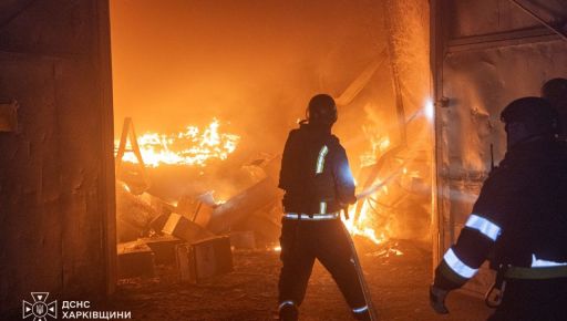 В Харьковской области горит склад после атаки дрона РФ: к тушению привлекли пожарный поезд