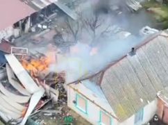 Российский дрон ударил по двору в Харьковской области: вспыхнул пожар