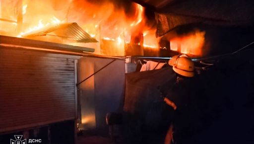 В Харьковской области из-за российских ударов горели рынок и предприятия: кадры с места
