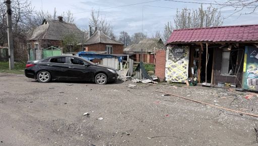 В Харьковской области российский дрон попал в дорогу: кадры последствий