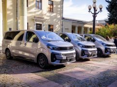 Дитячі будинки сімейного типу з двох громад Харківщини отримали новий транспорт