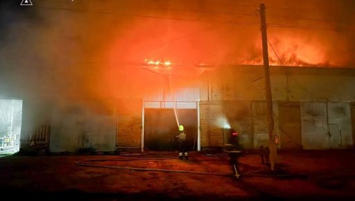 Обстрел сельхозпредприятия в Харьковской области: спасатели показали, как тушили пожар