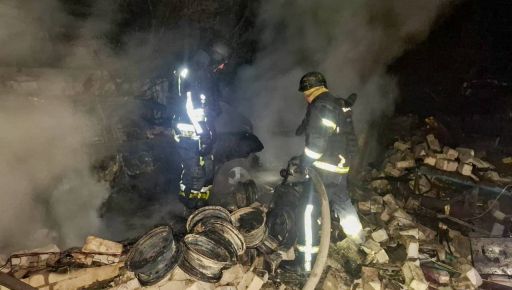 Рятувальники показали кадри з місця обстрілу гаражів на Харківщині, де постраждав підліток