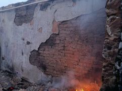 Росіяни вдарили дронами по селу на Харківщині: кадри руйнувань