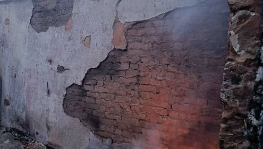 Росіяни вдарили дронами по селу на Харківщині: кадри руйнувань