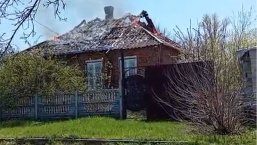 Росіяни двічі обстріляли село на Харківщині: кадри пожежі