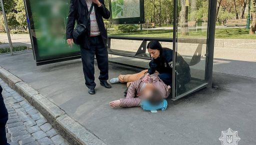 В центре Харькова патрульные спасли женщину, которой стало плохо на остановке