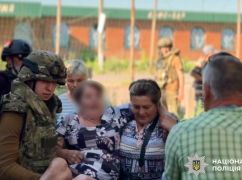 Полицейские вывезли из-под обстрелов 27 жителей Купянщины: кадры эвакуации