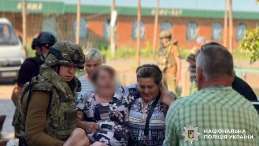 Поліцейські вивезли з-під обстрілів 27 жителів Куп'янщини: кадри евакуації