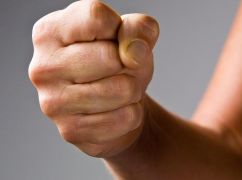 У Харкові чоловік плюнув продавчині в обличчя, душив її та зірвав двері в кафе: суд виніс вирок