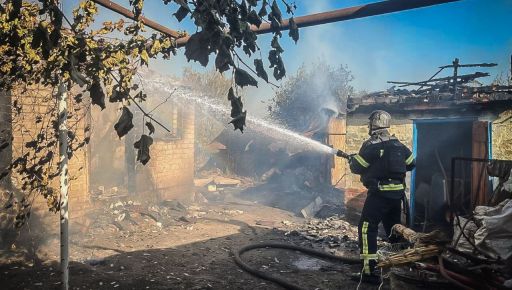 На Харківщині рятувальники під обстрілами гасили палаючий приватний сектор