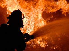 Росіяни вдарили по підприємству на Харківщині: спалахнула пожежа площею 500 кв. м