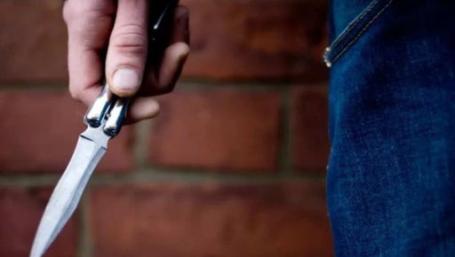 На Харківщині п’яний чоловік після нападу на перехожу намагався зарізати знайомого: вирок суду