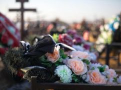 В Харькове в последний путь провели семью, погибшую 18 августа в Индустриальном районе