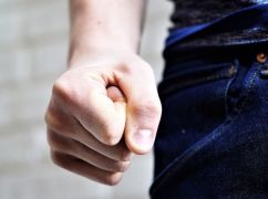 У Харкові чоловіка засудили до громадських робіт за побиття матері