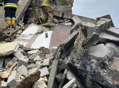 В Харькове русский УАБ разрушил жилой дом: под завалами может быть человек