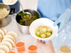 У Харкові щодня отримують безкоштовну їжу понад 50 тисяч містян