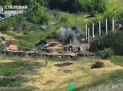 Пограничники показали, как обстреляли блиндаж противника в Харьковском направлении