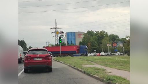 Легковик зіткнувся з вантажівкою: у Харкові сталася страшна ДТП