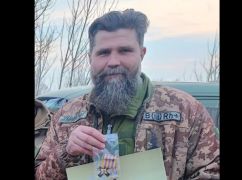 Захисника із Харківщини нагородили медаллю "Залізний хрест" від Міноборони