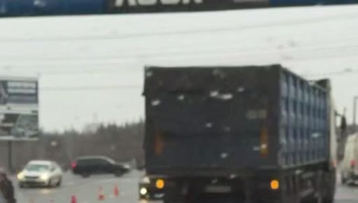 У Харкові фура зіткнулася з легковим автомобілем: кадри з місця ДТП