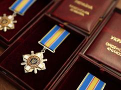 Зеленський вручив орден військовому, який рятував людей після обстрілу потяга на Харківщині