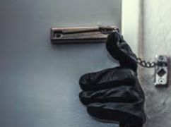 На Харківщині жінка проникла в будинок знайомої та викрала телефон: їй оголосили підозру