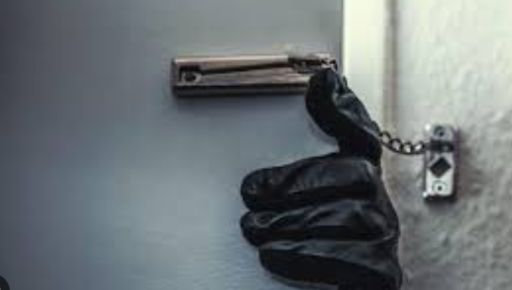 На Харківщині жінка проникла в будинок знайомої та викрала телефон: їй оголосили підозру