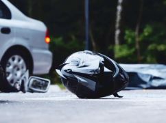 В Харьковской области мотоциклист протаранил ограждение и погиб