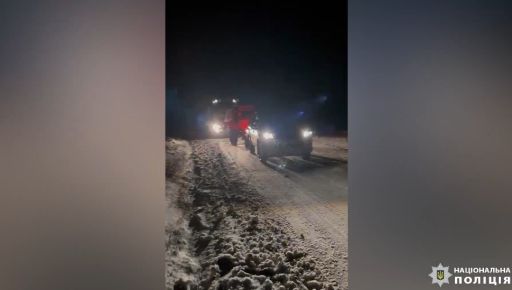 На Харківщині водіям допомогли вирватися зі снігового замету