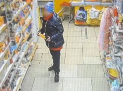 Косметика, бижутерия и посуда: в Харьковской области женщина пыталась вынести товар на 4 тыс. грн