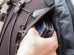 На Харківщині чоловік викрав рюкзак у жінки, яка посковзнулася на льоду