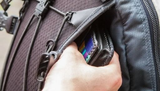 На Харьковщине мужчина похитил рюкзак у поскользнувшейся на льду женщины