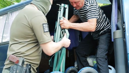 Харьковский волонтер разработал тележку для эвакуации раненых и передал военным