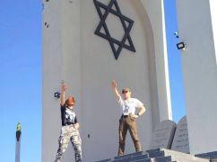 В Харькове полиция взялась за молодых людей, которые осквернили мемориал жертвам Холокоста