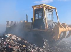 Для тушения мусорного полигона в Харьковской области задействовали тяжелую технику
