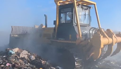 Для гасіння сміттєвого полігону на Харківщині задіяли важку техніку
