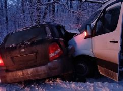 На Харківщині легковик виїхав на зустрічну смугу і врізався в автобус: постраждало 18 людей