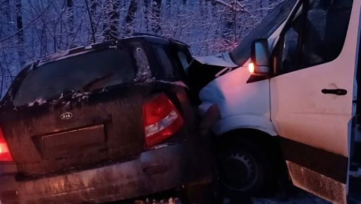 На Харьковщине легковушка выехала на встречную полосу и врезалась в автобус: пострадали 18 человек