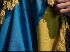 У Харкові кинули за ґрати чоловіка, який викрав прапор з могили військового