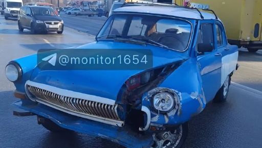 У Харкові в ДТП зіткнулися чотири авто: мікроавтобус перевернувся на трамвайних коліях